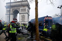 'Coletes amarelos' em confrontos com as autoridades em Paris