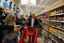 Marcelo Rebelo de Sousa participa na recolha de alimentos no Banco Alimentar