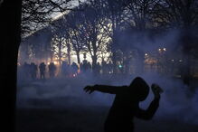 Caos e destruição provocados pelos protestos dos 'coletes amarelos' 