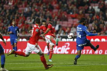 Jonas remata durante o jogo Benfica - Feirense