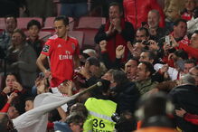 Jonas saltou para as bancadas para celebrar golo com adeptos