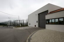 Reclusa transexual sozinha em cela à espera da voltar a mudar de género 