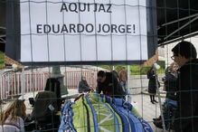 Tetraplégico protesta em gaiola junto ao parlamento