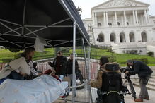 Tetraplégico protesta em gaiola junto ao parlamento