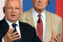 Os antigos presidentes dos EUA e URSS,  George H. W, Bush e Mikahil Gorbatchov 