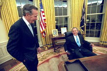 Os antigos presidentes americanos George H. W, Bush pai e Gorge W. Bush, filho