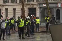 Protestos dos 'coletes amarelos' tornaram centro de Paris num 'campo de batalha'