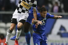 Jogadores em ação no dérbi entre Boavista e FC Porto	