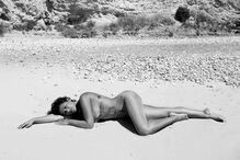 Sofia Ribeiro ousada em produção fotográfica