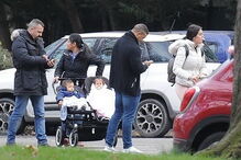  Georgina Rodriguez passeia por Turim com bebés de Ronaldo acompanhada por seguranças