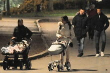  Georgina Rodriguez passeia por Turim com bebés de Ronaldo acompanhada por seguranças