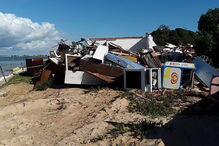 Lixo por recolher após demolições em Faro