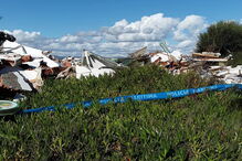 Lixo por recolher após demolições em Faro