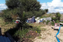 Lixo por recolher após demolições em Faro