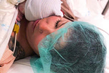 Emma com a mãe, minutos depois de ter nascido.