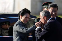 Presidente chinês recebido por Marcelo na chegada a Lisboa