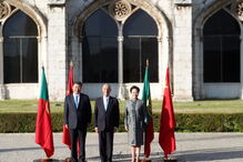 Presidente chinês recebido por Marcelo na chegada a Lisboa