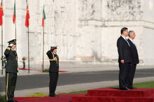 Presidente chinês recebido por Marcelo na chegada a Lisboa