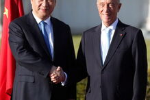 Presidente chinês recebido por Marcelo na chegada a Lisboa