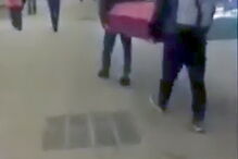 Transportam caixão no metro de Moscovo