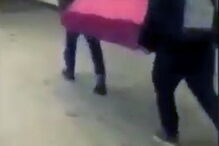 Transportam caixão no metro de Moscovo