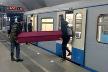 Transportam caixão no metro de Moscovo
