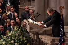 Bush não contém as emoções durante discurso na despedida do pai