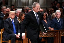 Bush não contém as emoções durante discurso na despedida do pai