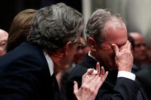 Bush não contém as emoções durante discurso na despedida do pai