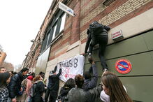 Protestos de estudantes em França levam polícia a recorrer a gás lacrimogéneo 