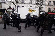 Coletes amarelos protestam em França. Carros incendiados e lojas vandalizadas