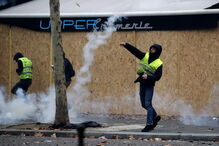 Coletes amarelos protestam em França. Carros incendiados e lojas vandalizadas