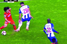 Nakajima é travado por Felipe dentro da área. Nem o árbitro nem o VAR assinalam falta 