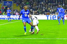 Brahimi faz falta sobre Rochinha no Bessa. Árbitro manda seguir. De novo o VAR não vê lance passível de penálti 