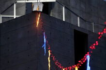 Bombeiros de Braga fazem presépio em cenário de acidente com José, Maria e o Menino Jesus