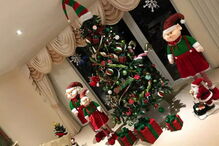 Mãe obcecada com o Natal gasta milhares em decorações