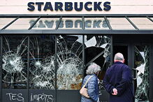 Vandalismo marcou uma vez mais os protestos com várias lojas a serem pilhadas por manifestantes