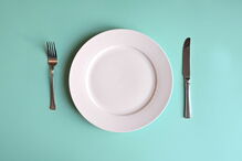 Homem diz não comer nada e afirma receber os nutrientes 