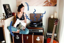 Atriz com um sutiã com estrelas 