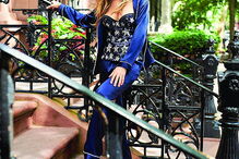 Atriz com pijama alusivo ao Natal    