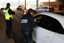 Polícias franceses e alemães reforçam controlo da fronteira após o ataque de Estrasburgo