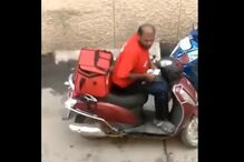 Funcionário come refeição de cliente antes de fazer a entrega