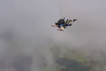 Avó radical salta de paraquedas aos 102 anos