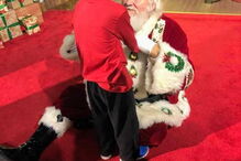 Menino cego e autista 'conhece' Pai Natal pela primeira vez em momento emocionante