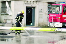 Bombeiros fazem a limpeza do local onde Felisbela Gonçalves foi atropelada por um camião 
