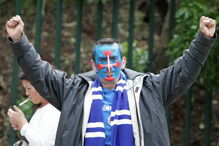 Adepto do Belenenses com pintura da cruz do emblema do clube