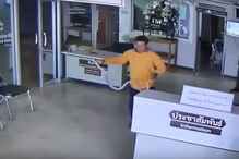 Homem imobiliza cobra que o tenta atacar em esquadra