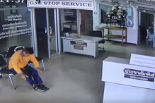 Homem imobiliza cobra que o tenta atacar em esquadra