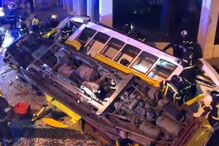 Elétrico capota na Lapa em Lisboa	