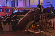 Elétrico capota na Lapa em Lisboa	